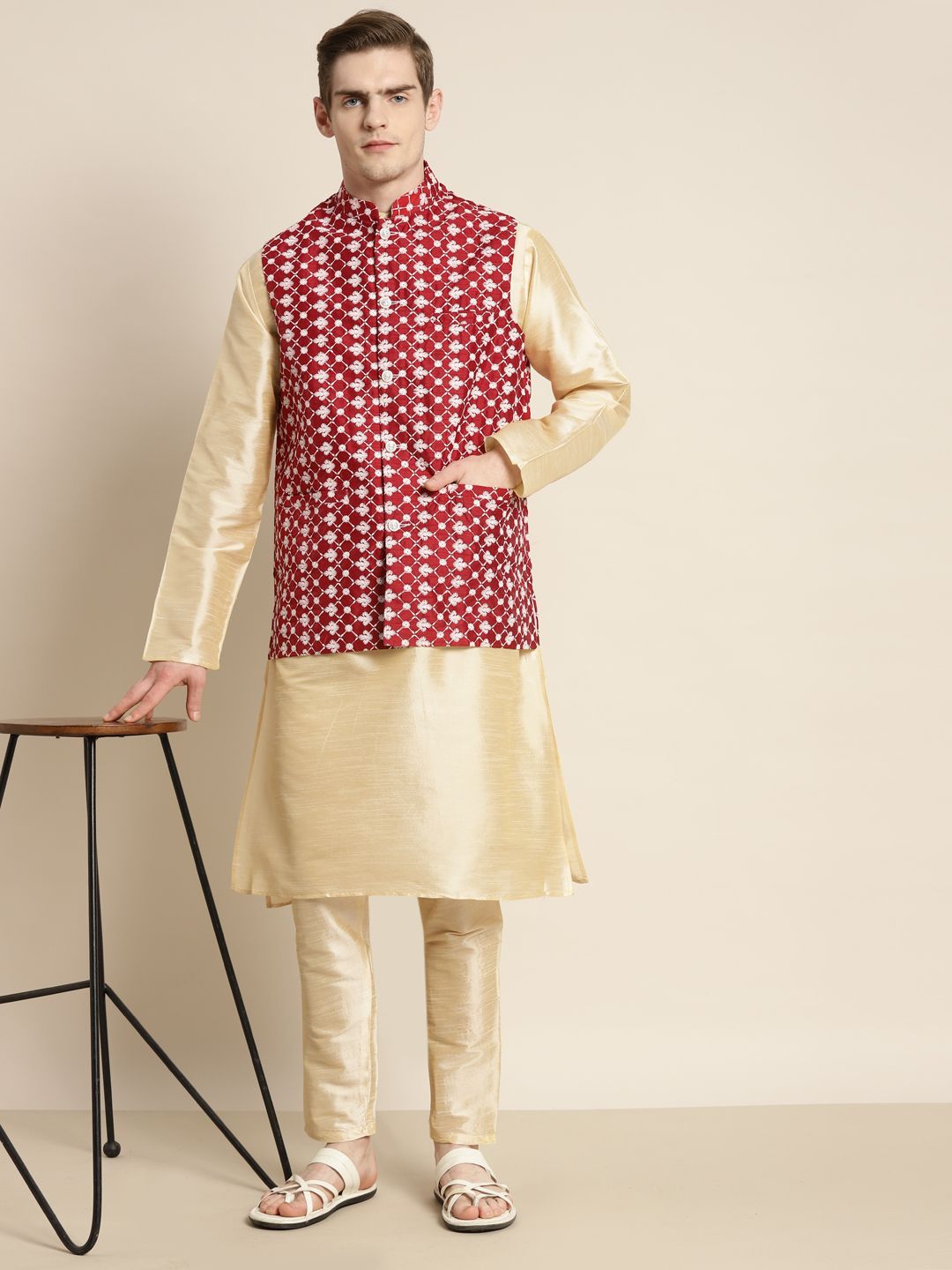 SOJANYA Kurta Lelaki dengan Jaket Nehru Bersulam Motif Churidar & Etnik
