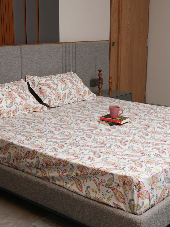 URBAN SPACE White & Red Printed 200 TC Cotton Double King Bedsheet With 2 Pillow Covers