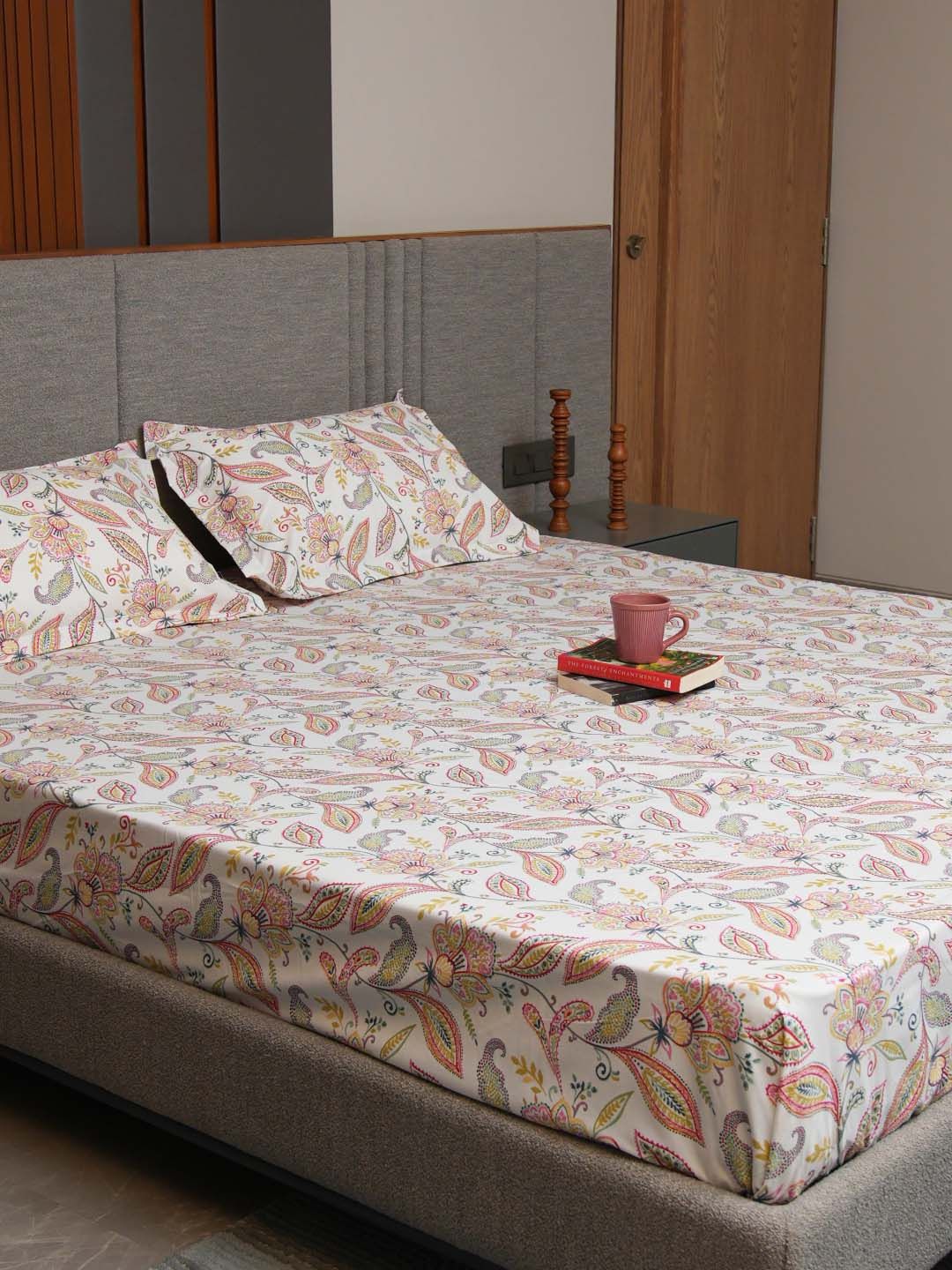 URBAN SPACE White & Red Printed 200 TC Cotton Double King Bedsheet With 2 Pillow Covers