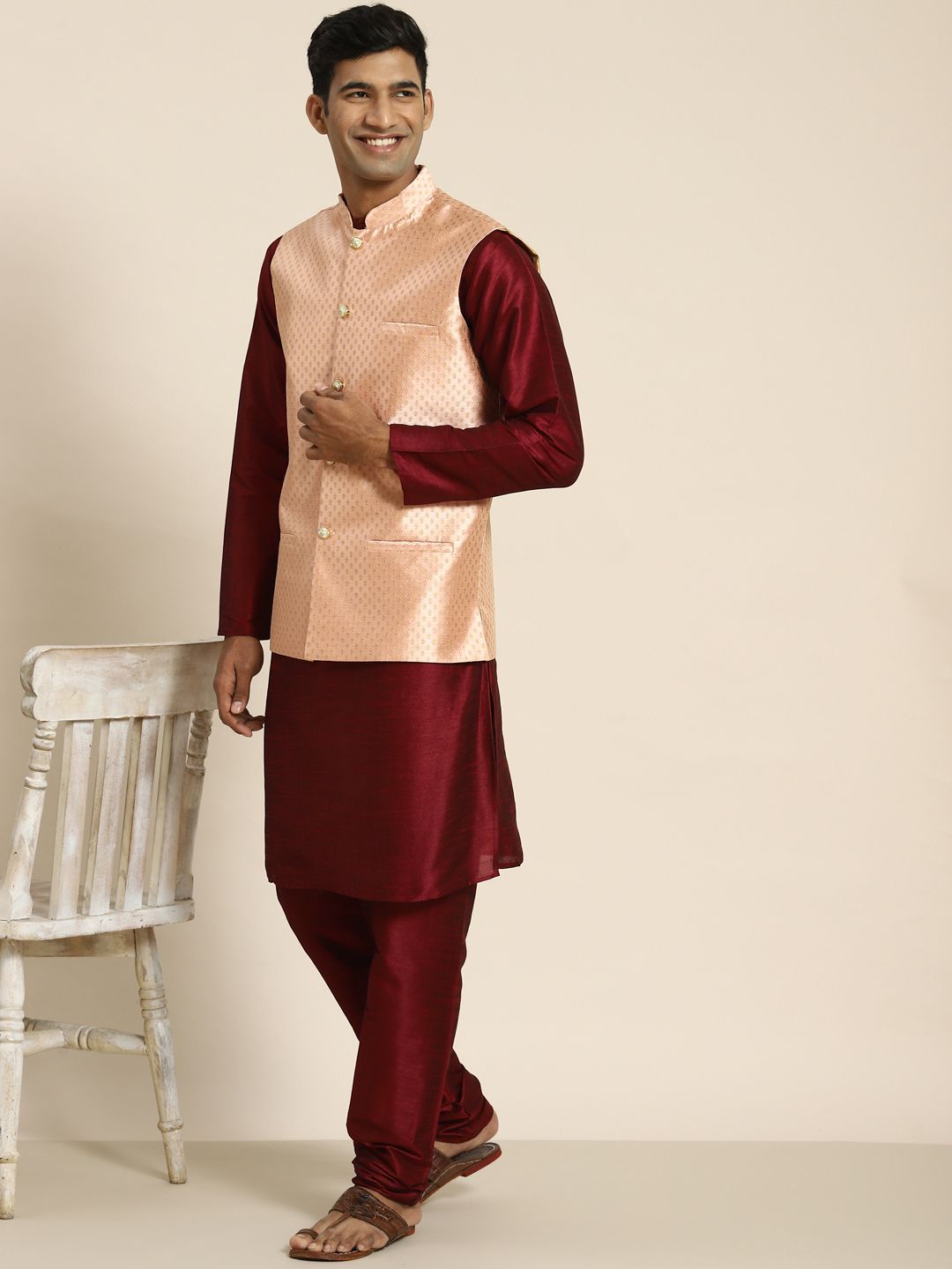 SOJANYA Kurta Rekaan Tenunan Lelaki dengan Churidar dengan Jaket Nehru