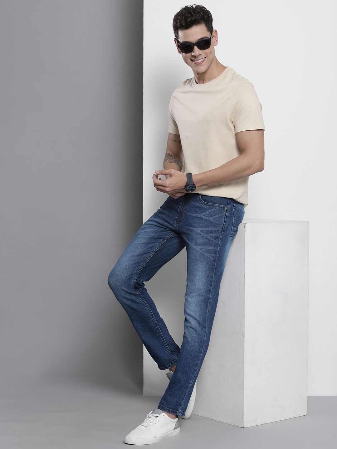 The Indian Garage Co Men Straight Fit Light Fade Stretchable Jeans