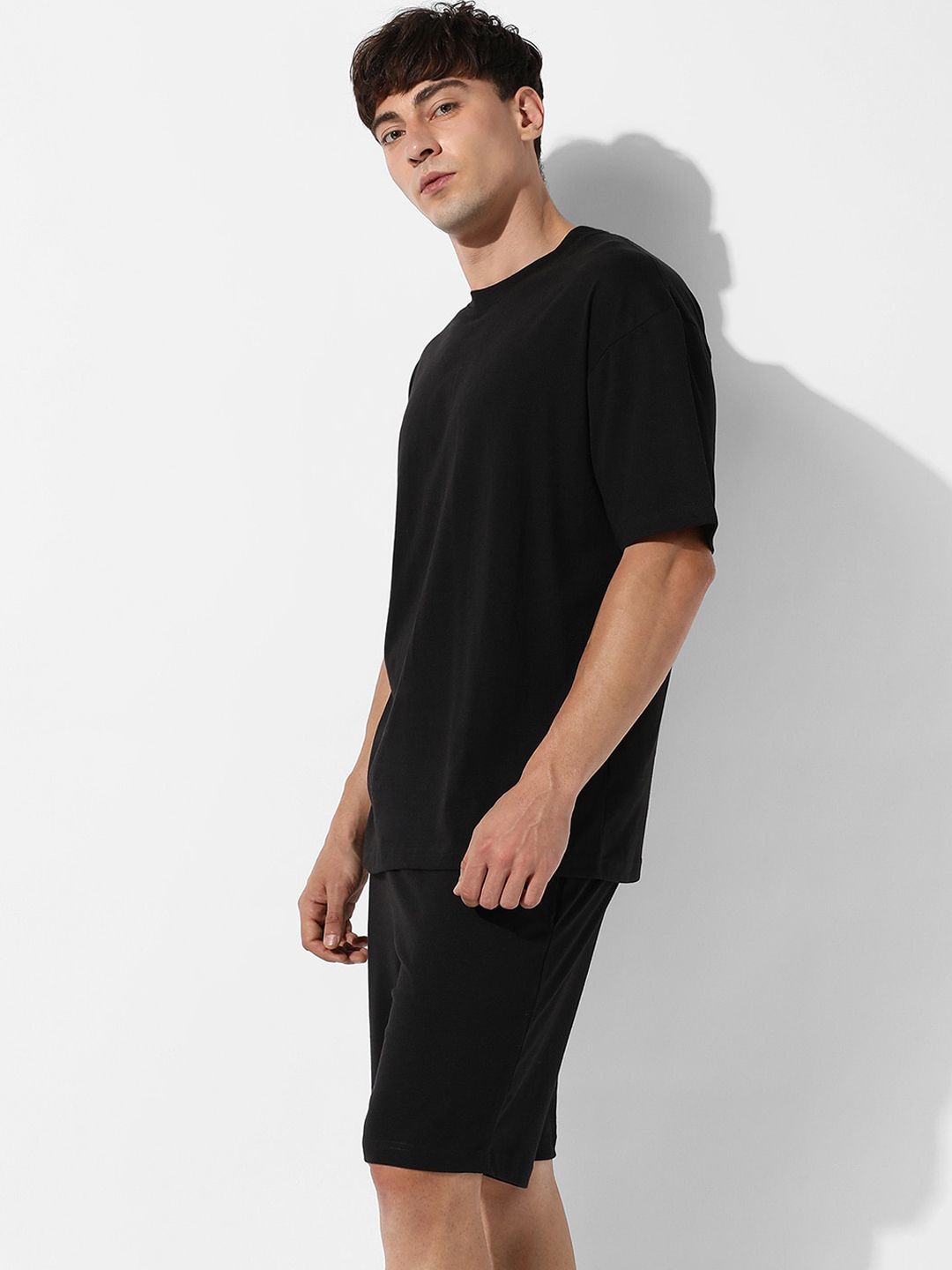 Kampus Sutra bulat leher besar T-shirt dengan seluar pendek