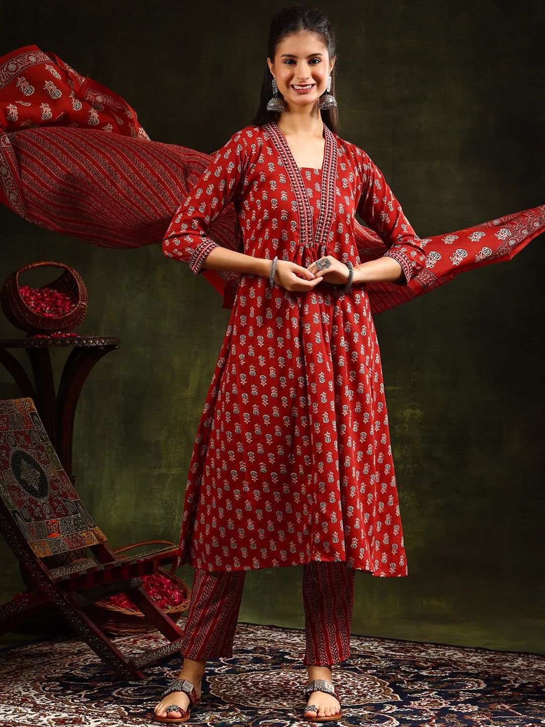 Kalini Floral Printed V-Neck A-line kurta dengan seluar dan dupatta