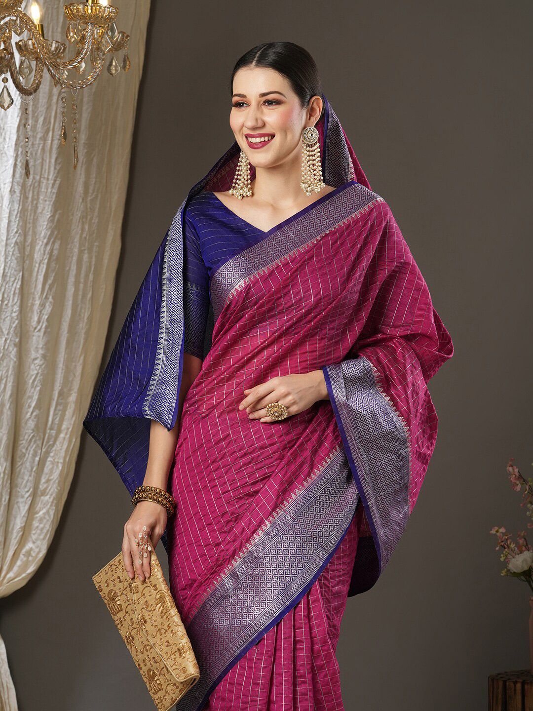Saree mall Checked Zari Saree