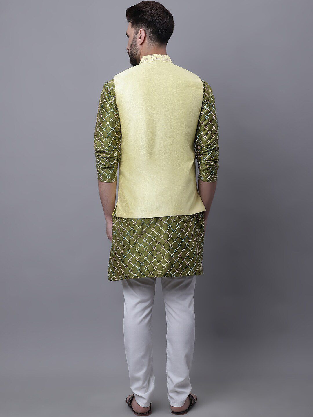 SOJANYA Men Embroidered Regular Thread Work Kurta With Pyjamas & Nehru Jacket