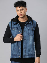 Kampus Sutra Lelaki Membasuh Jaket Denim Berkerudung