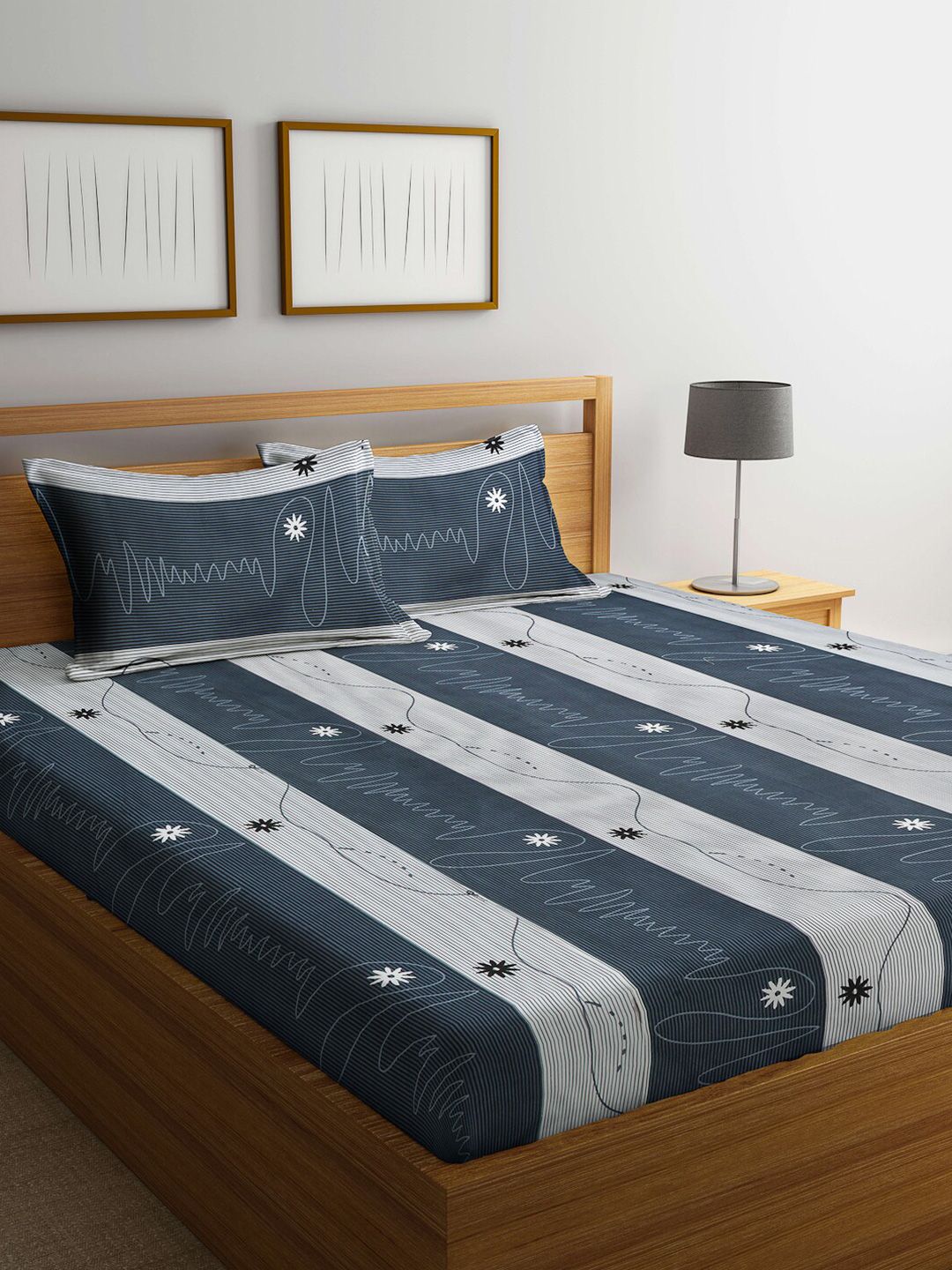 KLOTTHE Multicoloured Geometric Polycotton 300 TC King Fine 2 Bedsheet with 4 Pillow Covers-98 x 87 inches