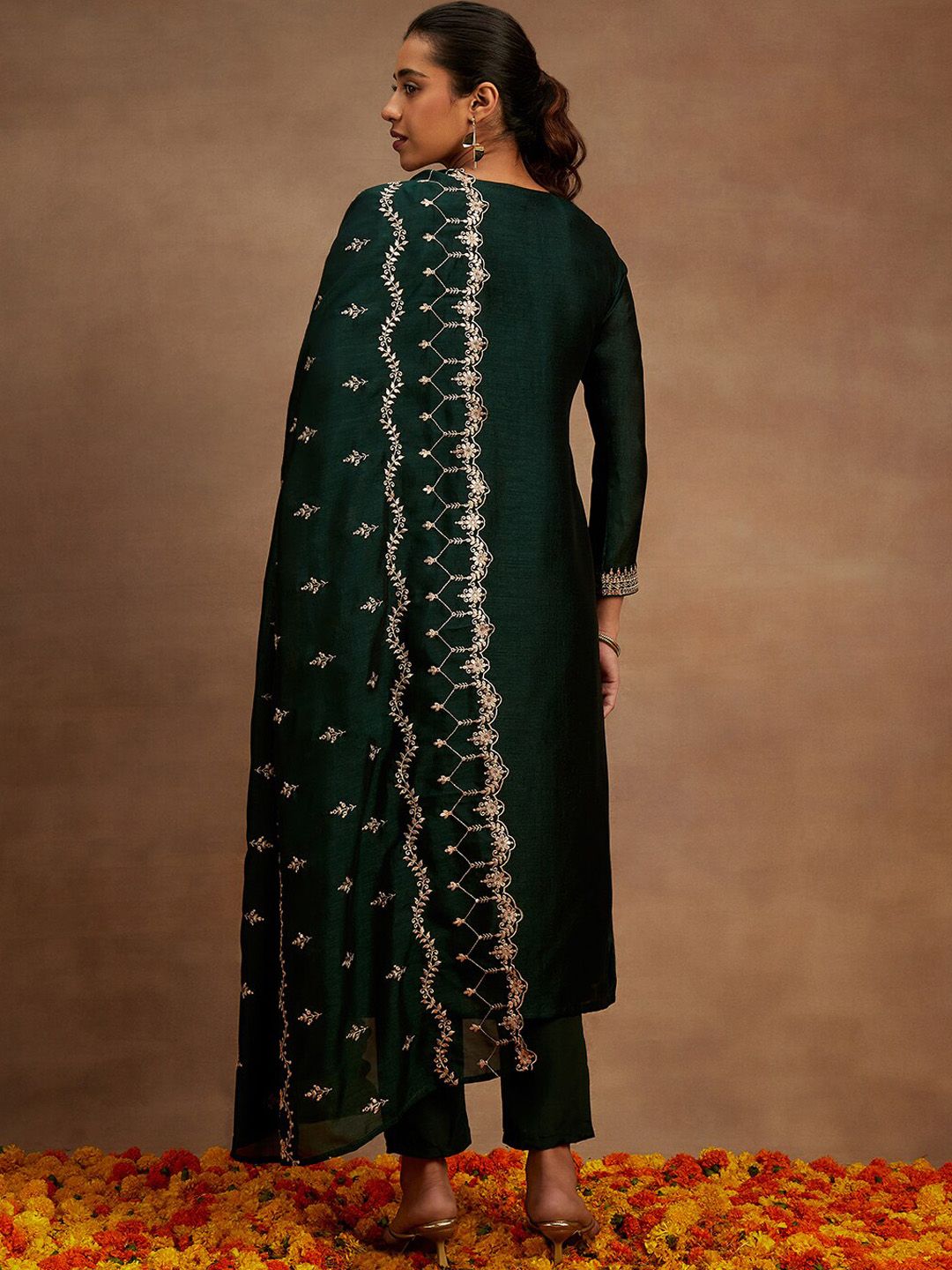 Libas Floral Yoke Design Sequinned kurta dengan seluar & dupatta