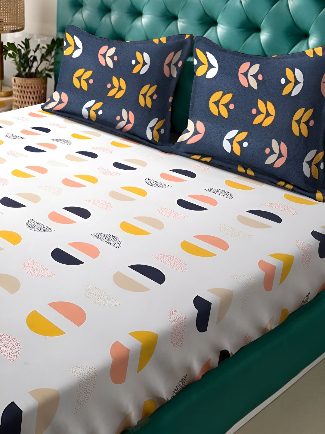 KLOTTHE White & Yellow Geometric 300TC Double King Bedsheet With 2 Pillow Covers