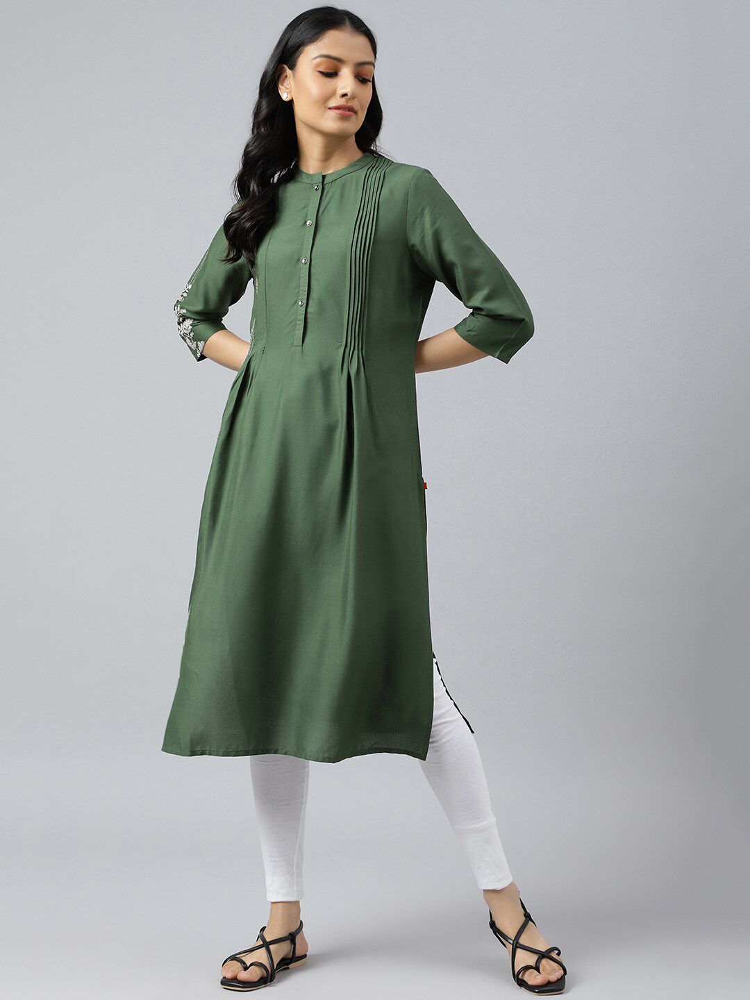 W Women Green Embroidered Thread Work Kurta