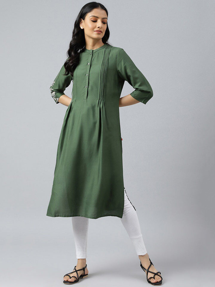 W Women Green Embroidered Thread Work Kurta