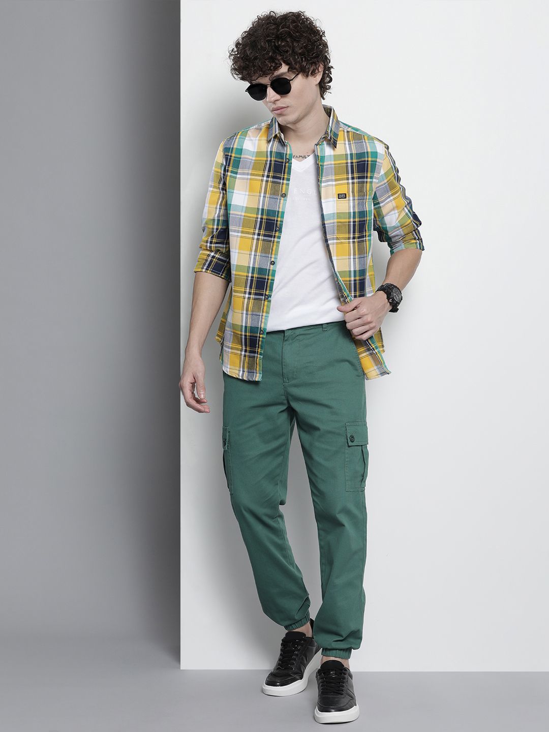 The Indian Garage Co Men Green Slim Fit Cargos Trousers
