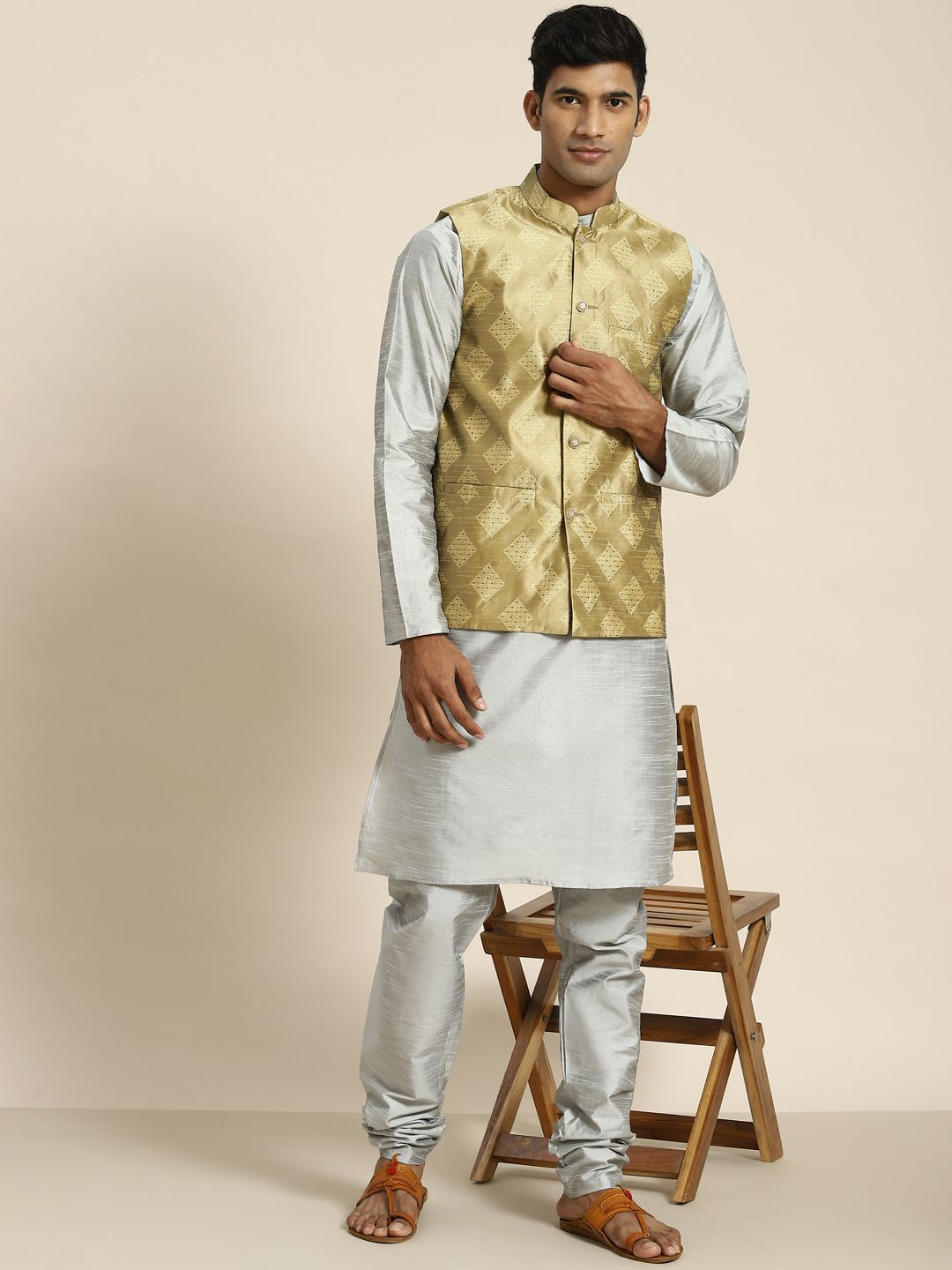 SOJANYA Men Grey Kurta with Churidar