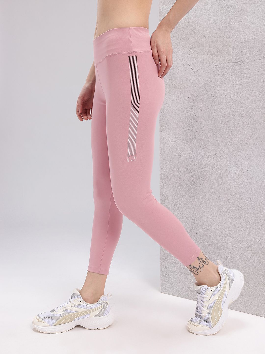 HRX by Hrithik Roshan Women Printed Detail Cropped Training Tights