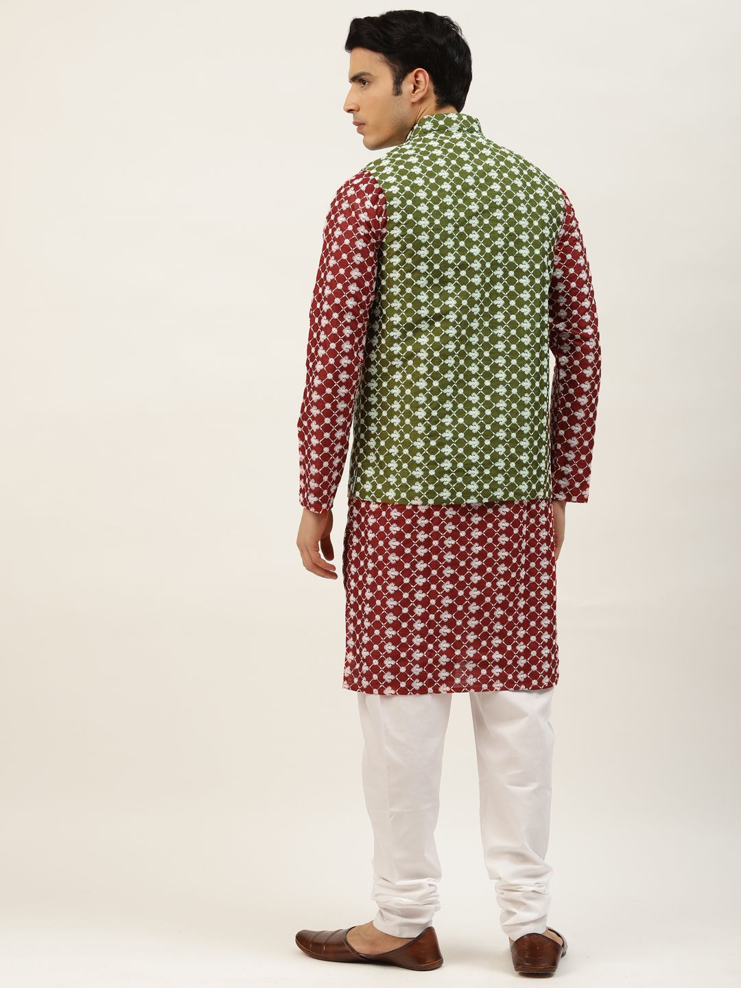 SOJANYA Men Maroon Chikankari Sulam Kurta dengan Jaket Churidar & Nehru