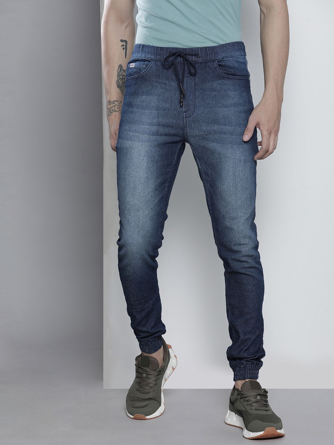 The Indian Garage Co Men Blue Light Fade Stretchable Jogger Jeans