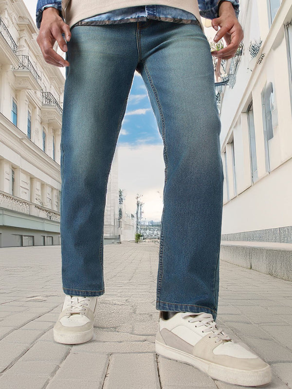 Lelaki fesyen urbano lurus sesuai dengan seluar jeans yang dibasuh dengan berat