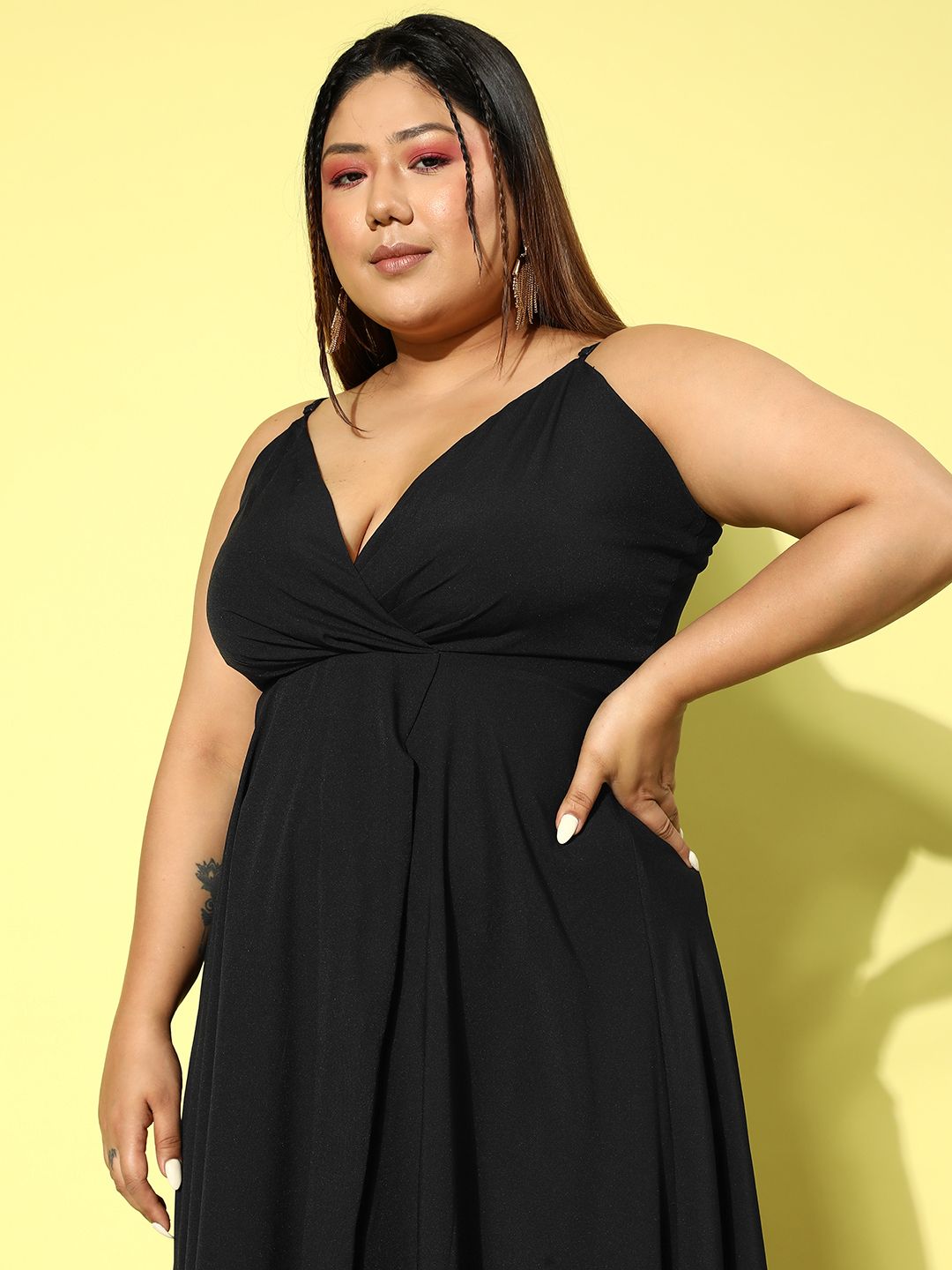 Berrylush Curve Plus Saiz Tali Bahu Pepejal Crepe Maxi Dress