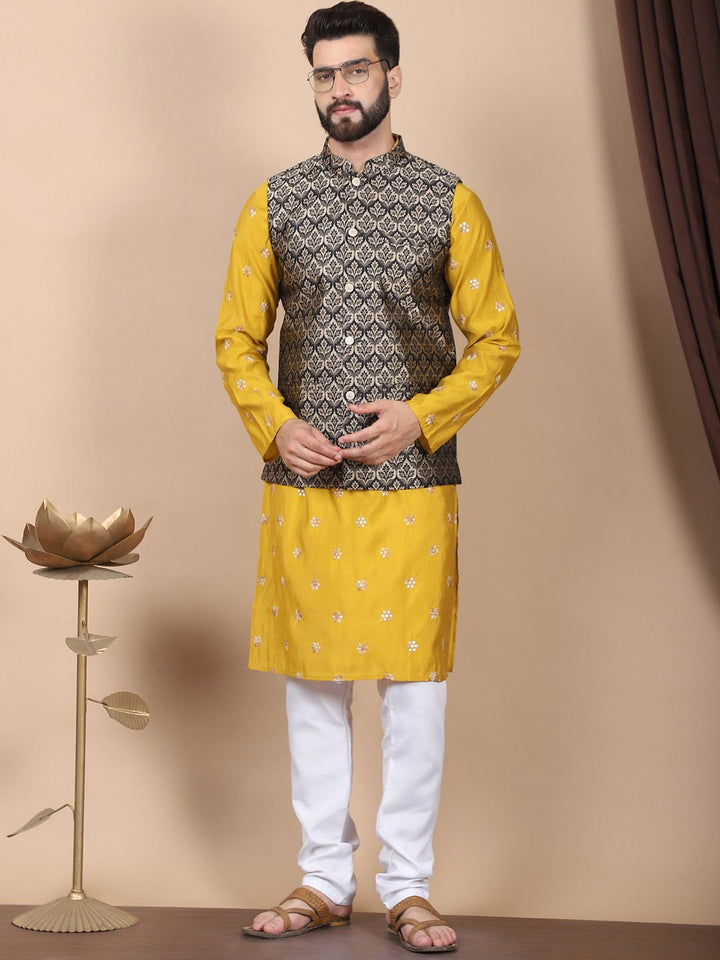Kurta Sutera Kapas Bersulam Bunga Anouk Mustard-Kuning dengan Jaket Churidar & Nehru