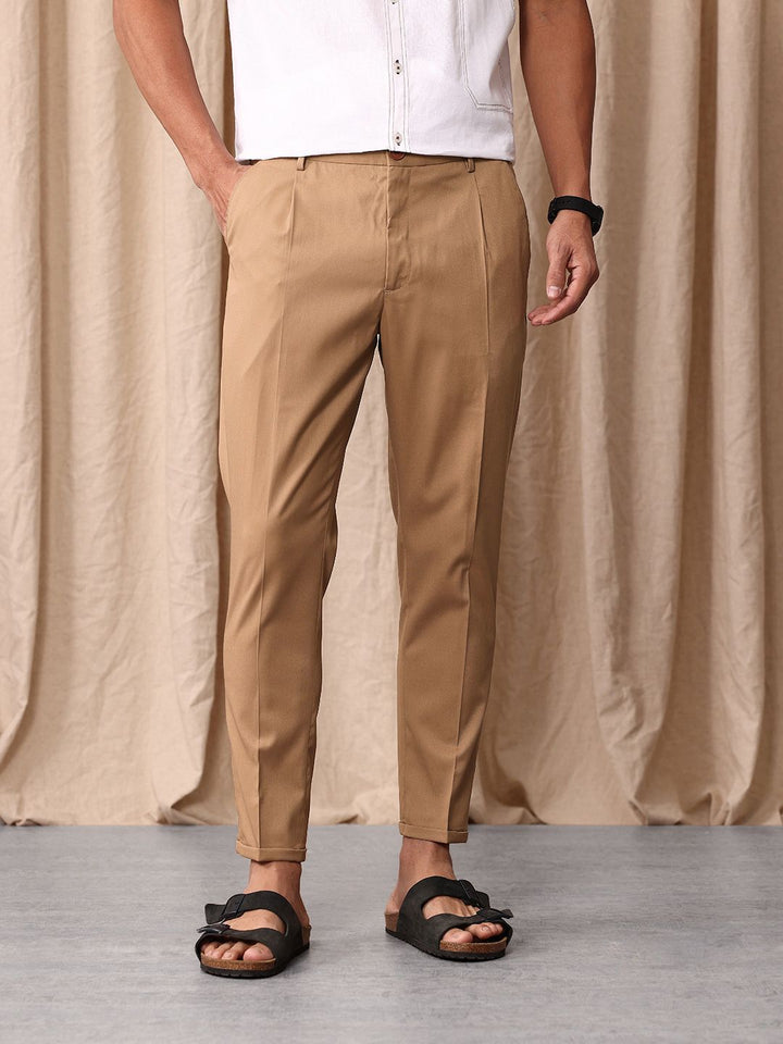 Lelaki Bowerbird yang disesuaikan dengan seluar berlapis vintaj