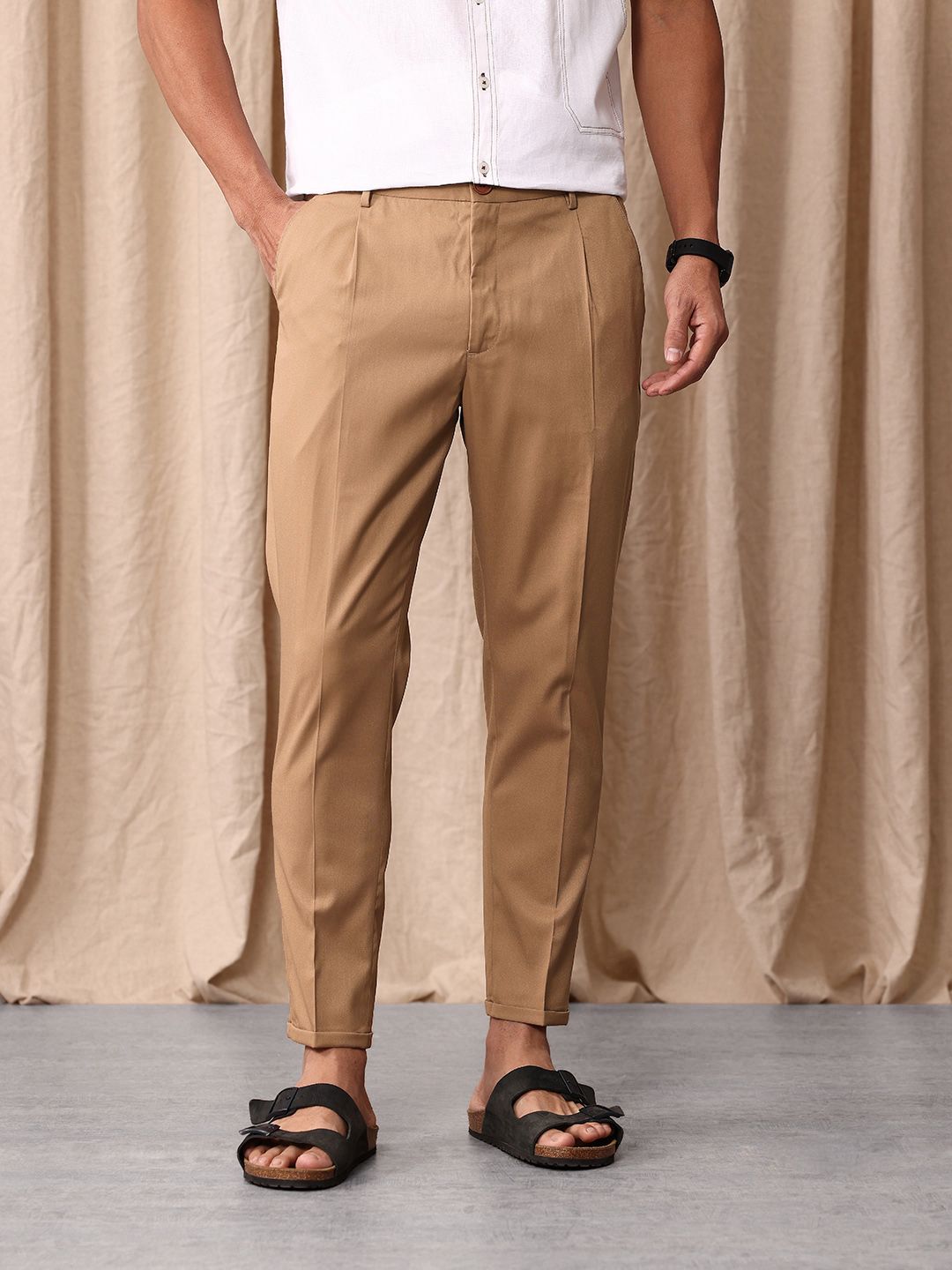 Lelaki Bowerbird yang disesuaikan dengan seluar berlapis vintaj