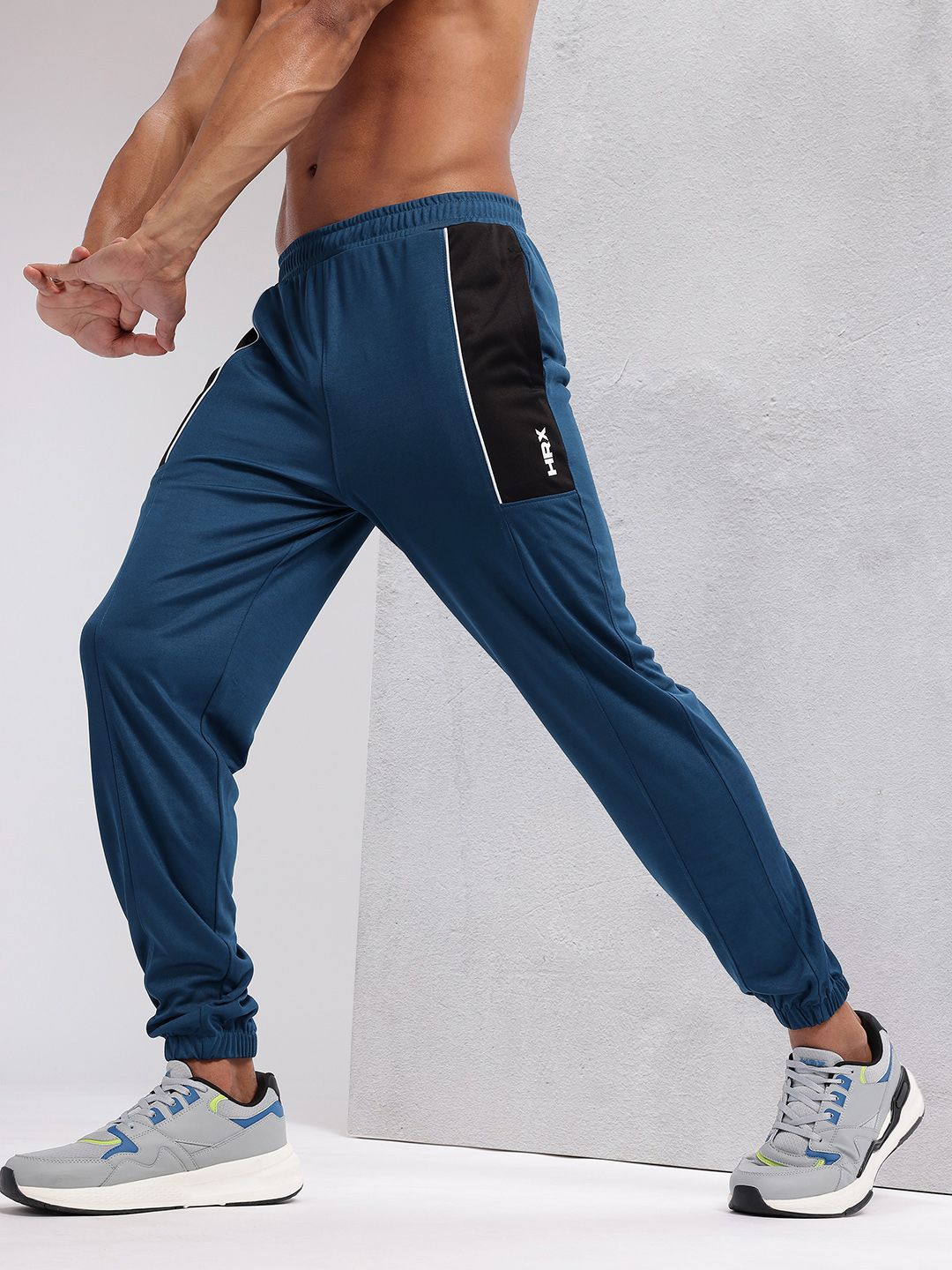 HRX by Hrithik Roshan Men Colourblocked Detail Mid-Rise Rapid-Dry Training Joggers