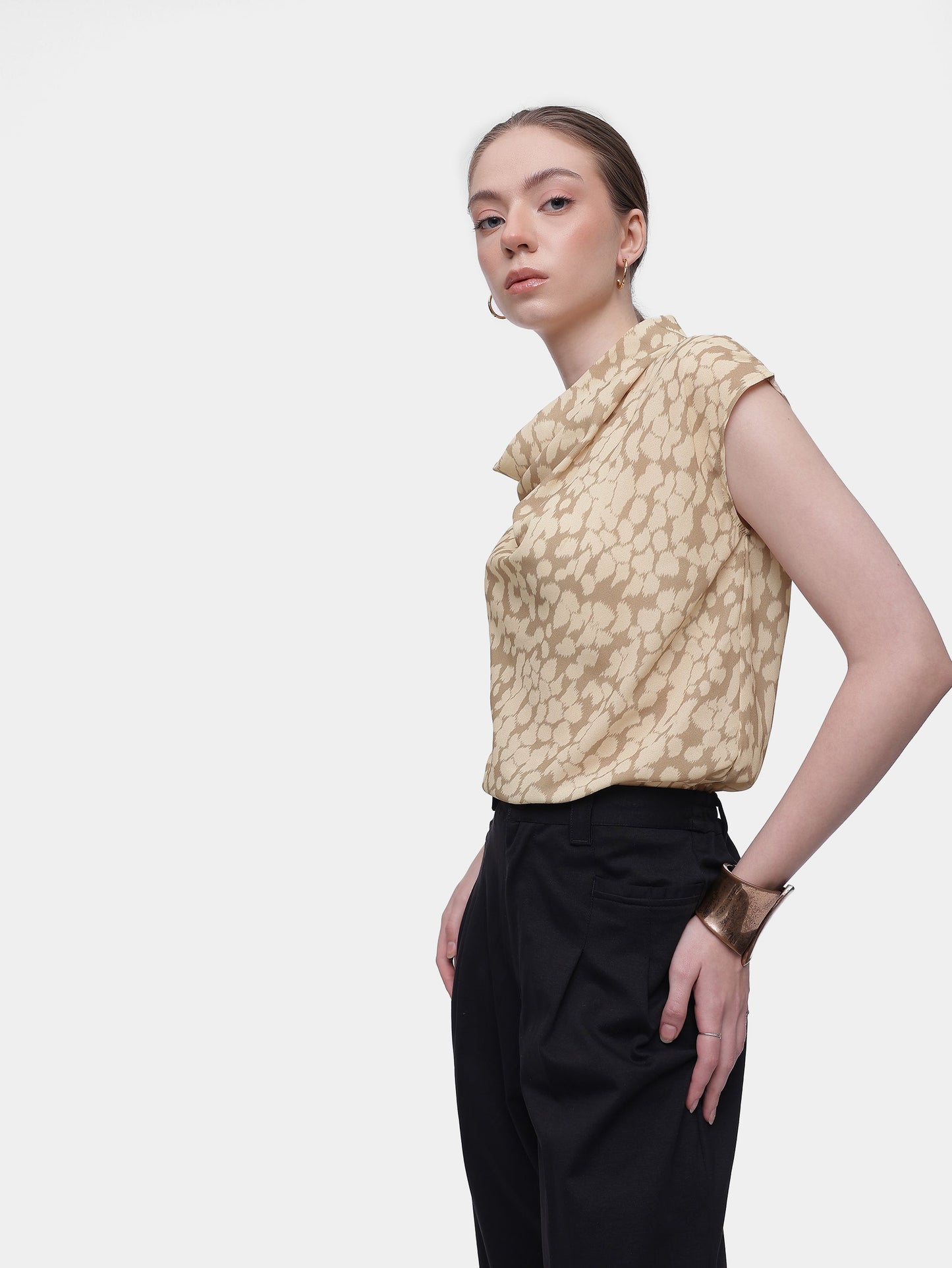 Sambungan Perancis Abstrak Leher Cowl Cowl Lanjutan lengan atas