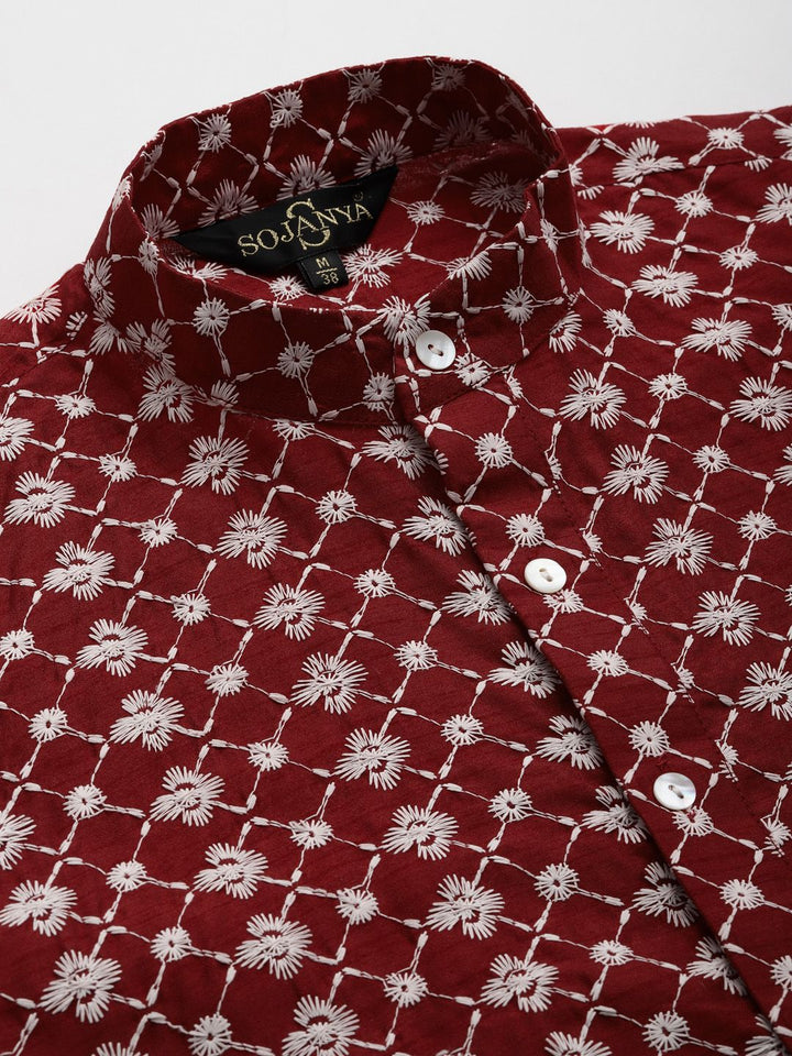 SOJANYA Men Maroon Chikankari Sulam Kurta dengan Jaket Churidar & Nehru