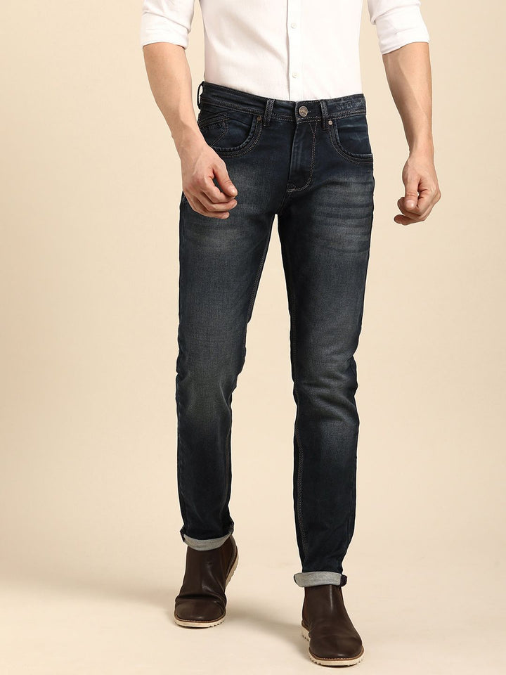 Menjadi lelaki manusia kurus sesuai dengan seluar jeans yang boleh diperbaharui