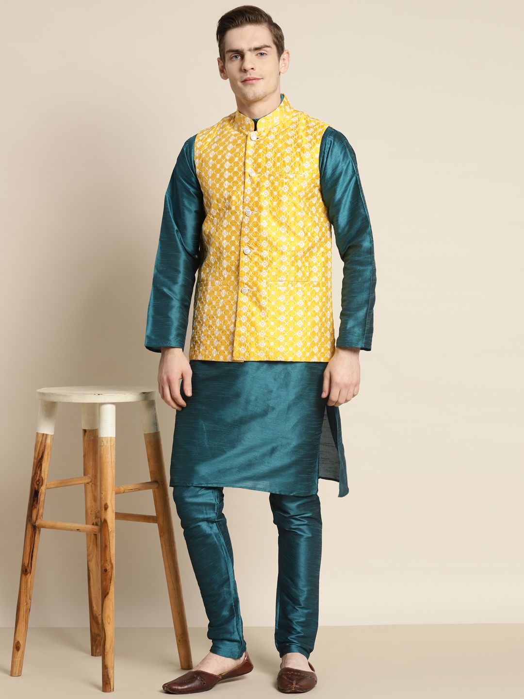 SOJANYA Kurta Lelaki dengan Jaket Nehru Bersulam Motif Churidar & Etnik