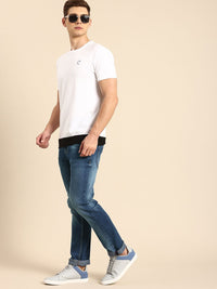 Menjadi lelaki manusia langsing sesuai dengan seluar jeans yang boleh diperbaharui
