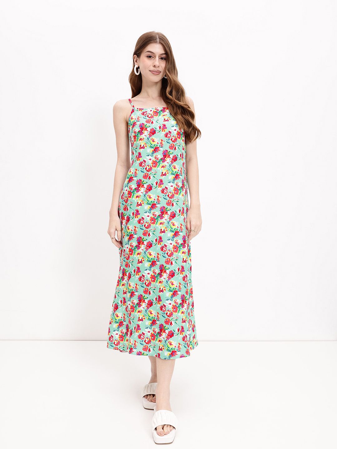 DressBerry Floral Fiesta Tailored-To-Flatter Carefree Midi Dress