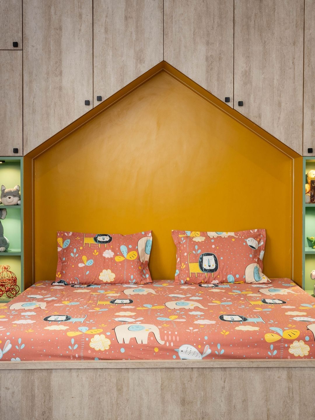 URBAN SPACE Orange & Blue Printed 200 TC Cotton Fitted King Bedsheet with 2 Pillow Covers