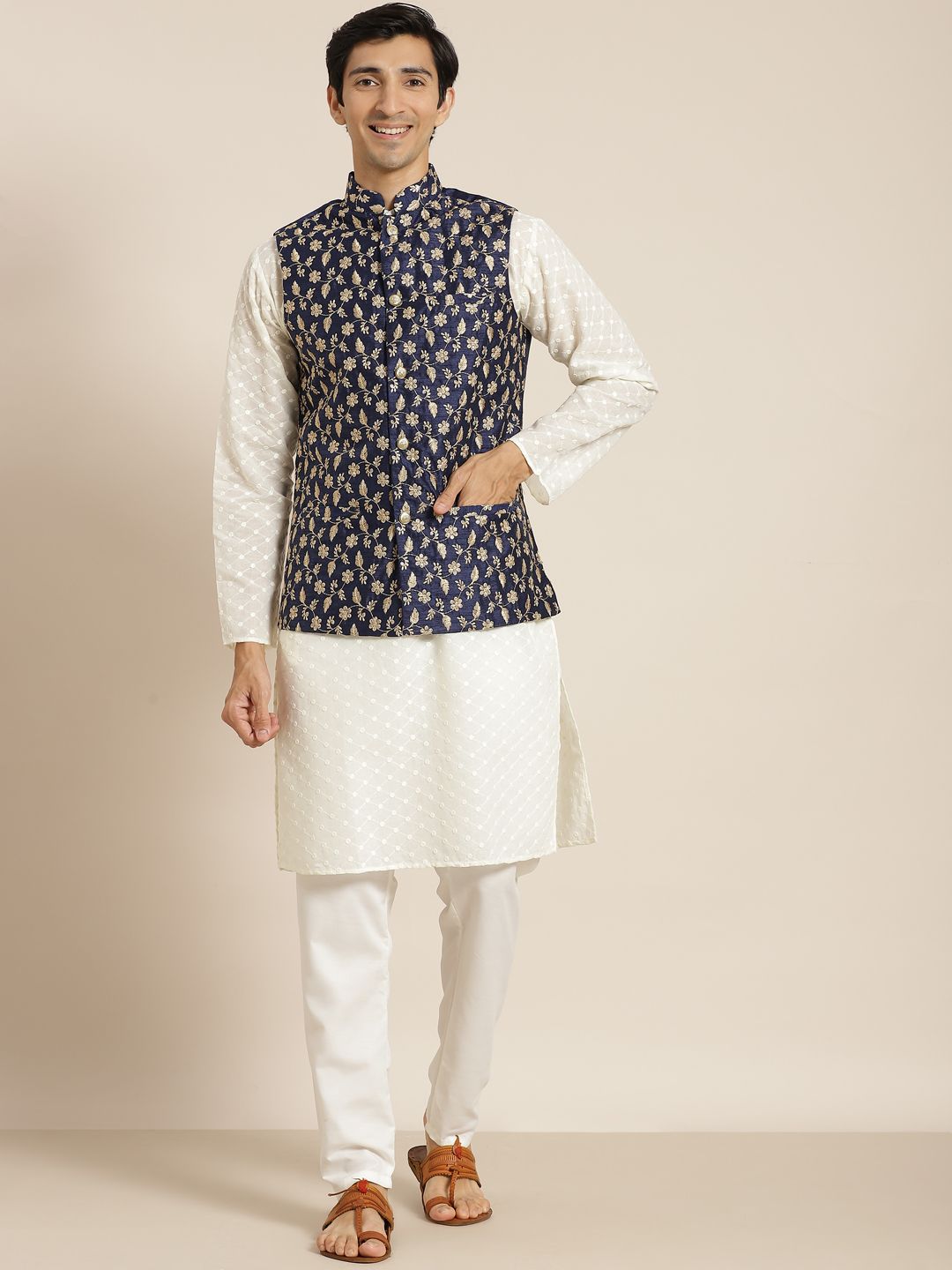 SOJANYA Lelaki Kurta Kapas Tulen Chikankari Berwarna Krim dengan Jaket Churidar & Nehru