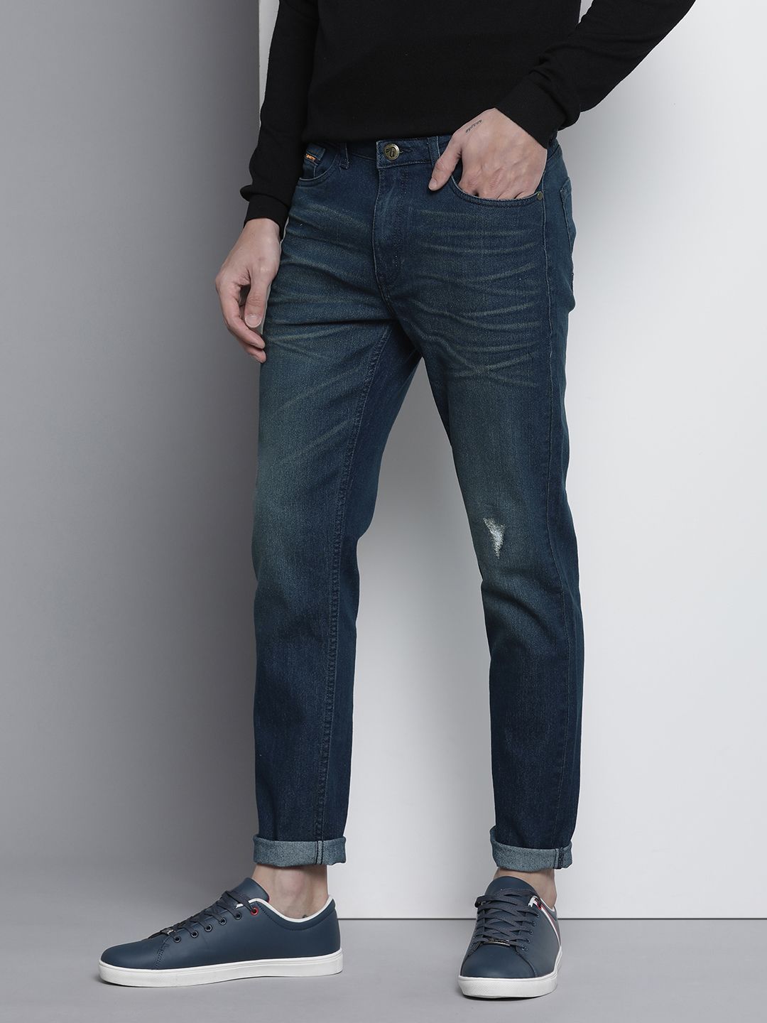 The Indian Garage Co Men Slim Fit Mildly Distressed Stretchable Jeans
