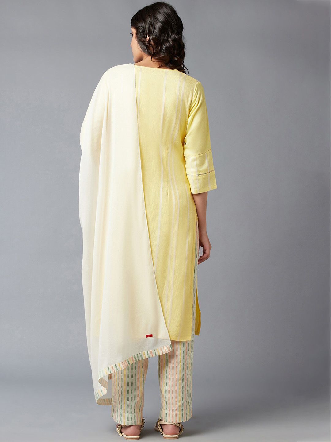 W Women Geometric Print Kurta With Parallel Pant & Dupatta