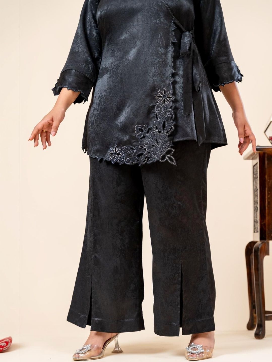 Mamicha Self-Designed V-Neck Kurta Set