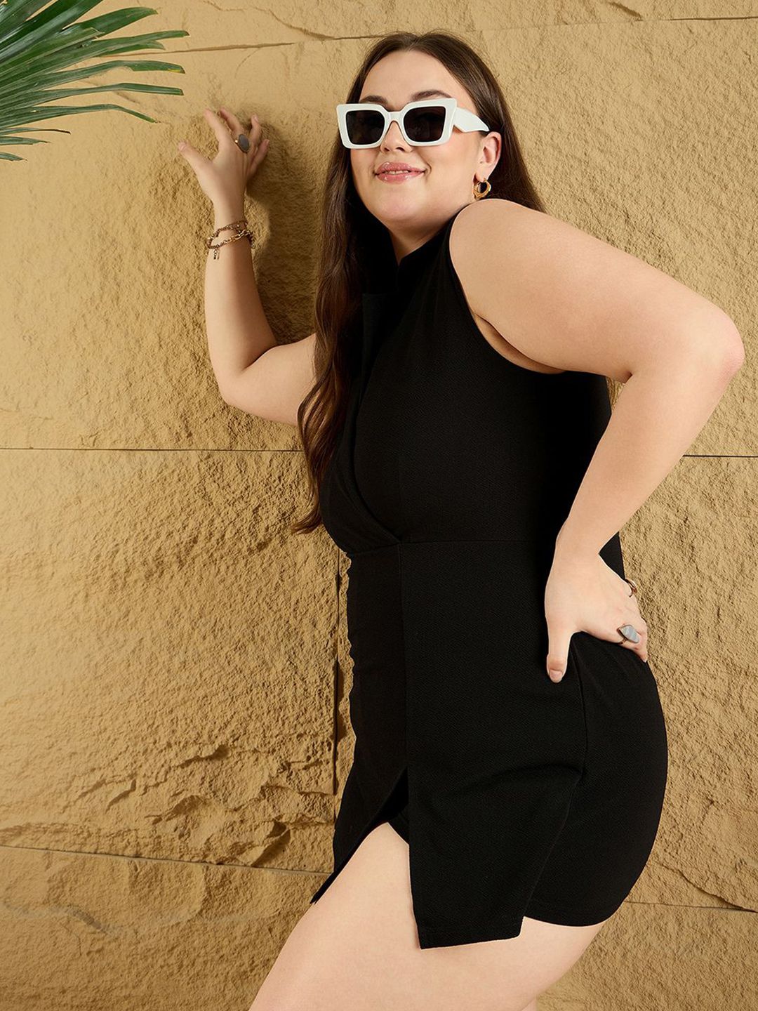 Berrylush Curve Solid V-Neck Mini Jumpsuit