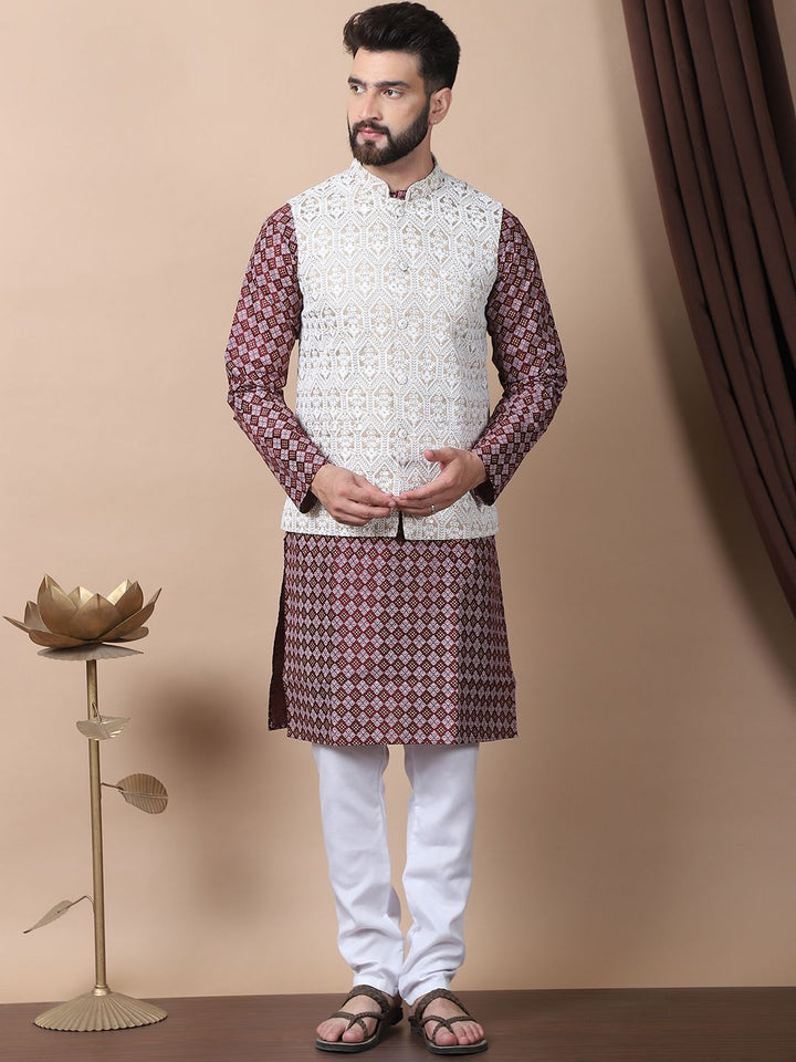 Kurta Kolar Mandarin Bercetak Motif Etnik Maroon dengan Jaket Churidar & Nehru