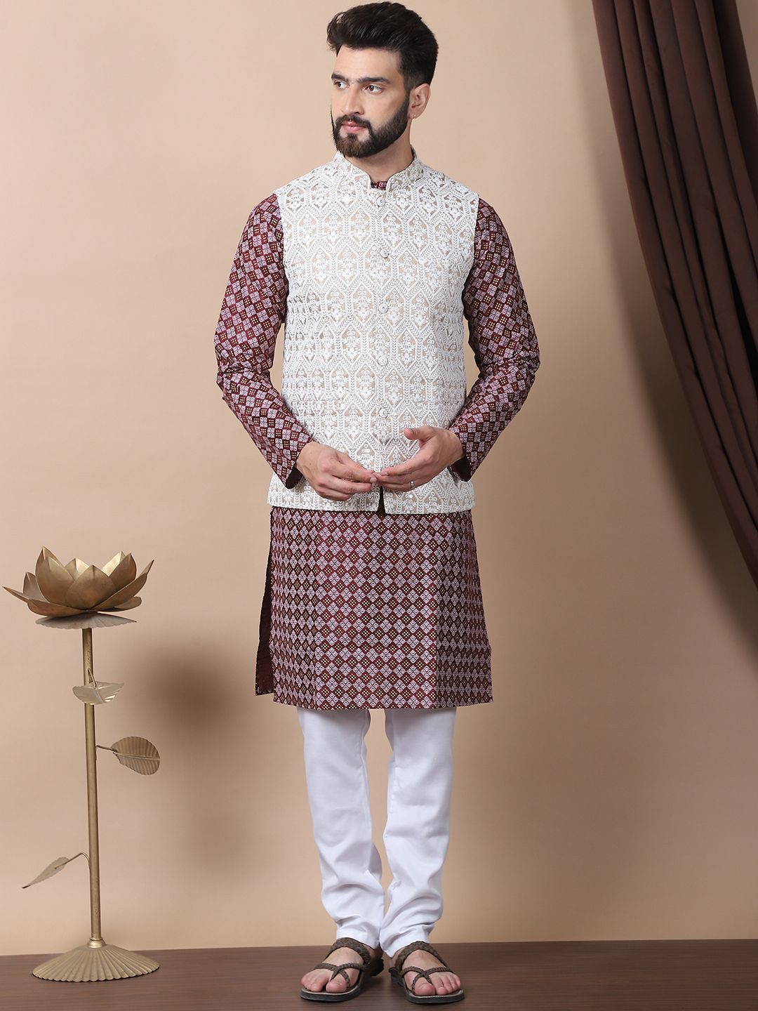 Kurta Kolar Mandarin Bercetak Motif Etnik Maroon dengan Jaket Churidar & Nehru