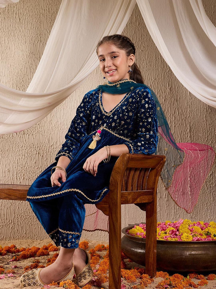 pspeaches Girls Floral Embroidered Sequinned Velvet Kurta with Trousers & Dupatta