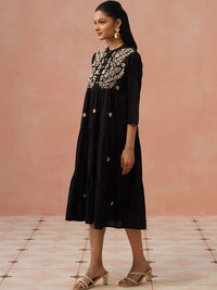 Pakaian Midi Bersulam A-Line House of Chikankari