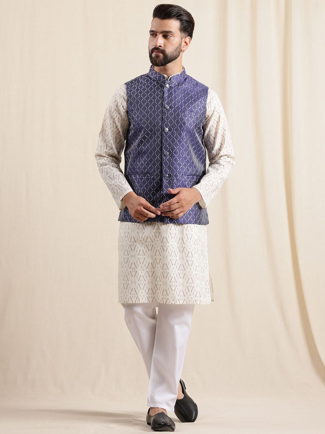 Anouk Men Ikat Printed Kurta dengan Piyama & Sulam Jaket Nehru