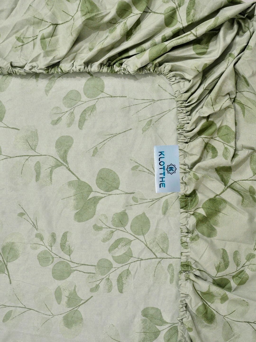 KLOTTHE Green Floral 300 TC King Bedsheet with 2 Pillow Covers