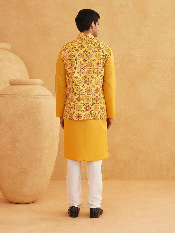 SOJANYA Band Collar Straight Kurta Dengan Churidar Dan Jaket Nehru