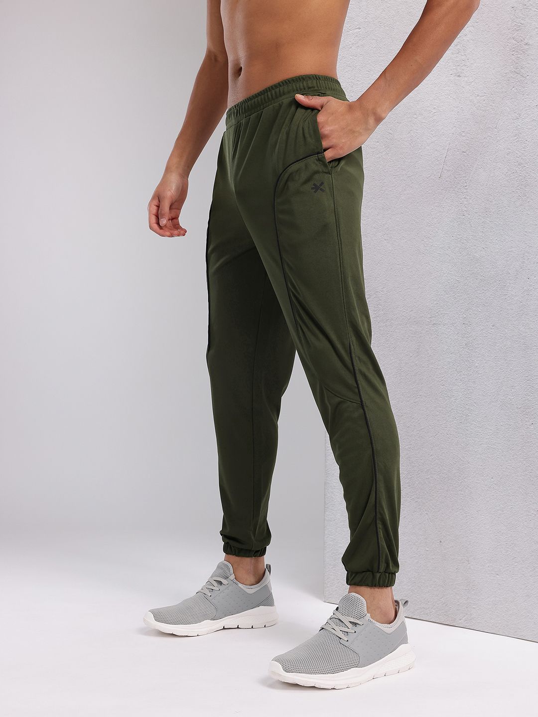 HRX by Hrithik Roshan Men Mid-Rise Rapid-Dry Training Joggers with Contrast Piping