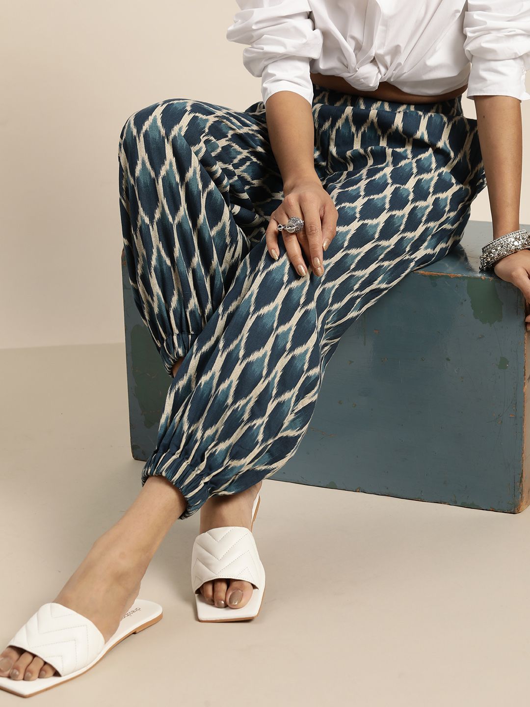 Shae by SASSAFRAS Women Blue & Cream-Coloured Regular Fit Ikat Printed Joggers