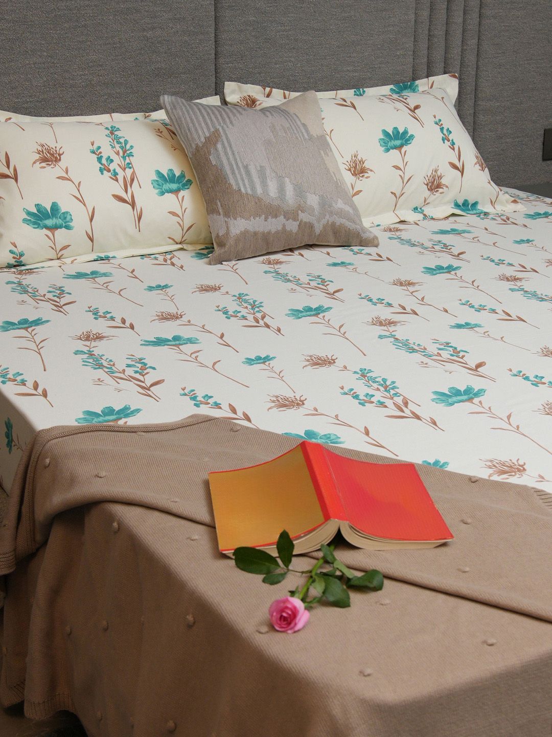 URBAN SPACE White Printed 200 TC Fitted Cotton Double King Bedsheet With 2 Pillow Covers