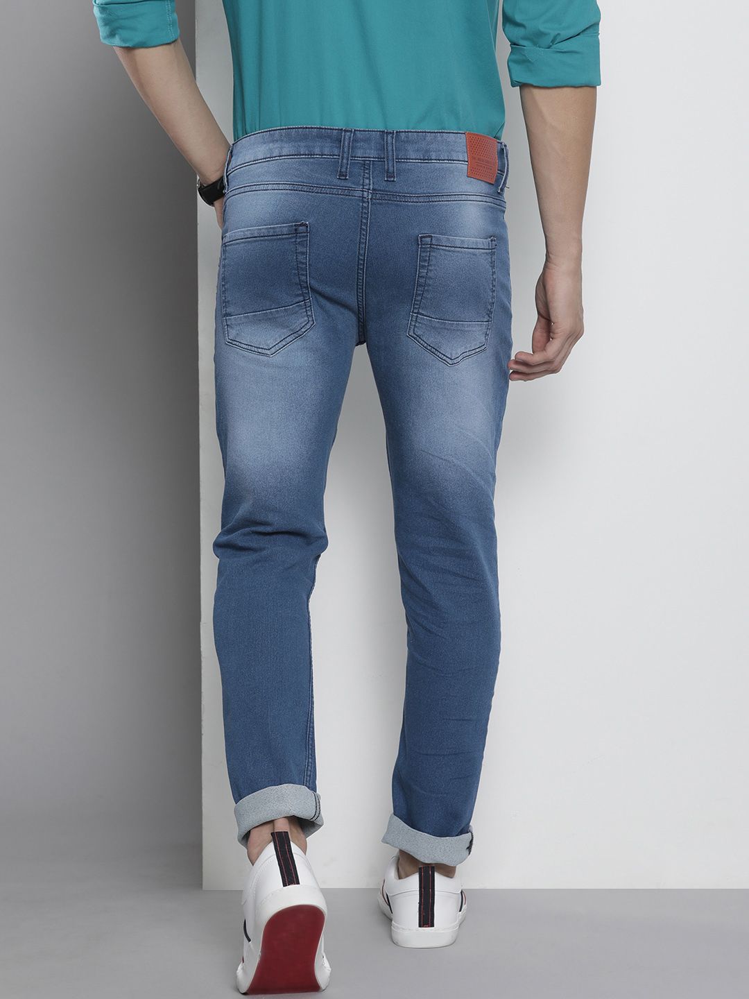 The Indian Garage Co Men Blue Slim Fit Mildly Distressed Light Fade Stretchable Jeans