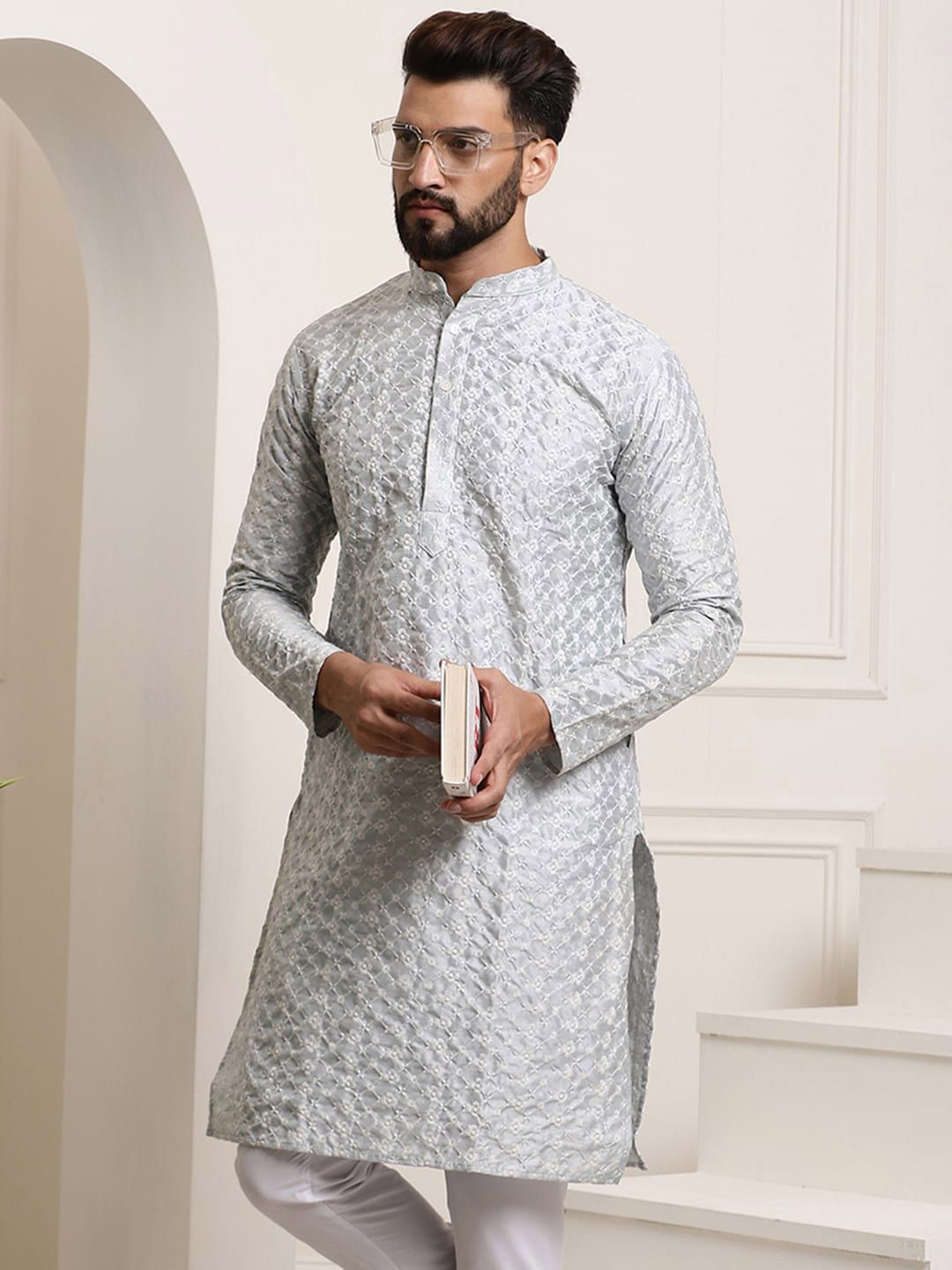 SOJANYA Band Collar Floral Embroidered Thread Work Straight Kurta